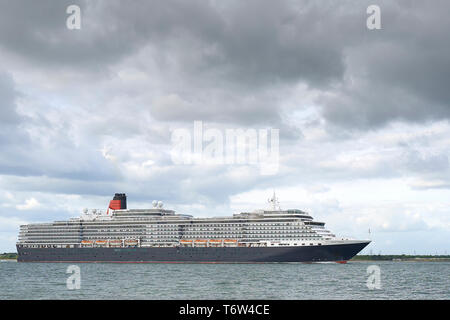 Le géant, Cunard Line, bateau de croisière, MS QUEEN VICTORIA, passant Calshot Spit, comme elle Sails sort de Southampton, Royaume-Uni, pour Hambourg, Allemagne. 28 avril 2019 Banque D'Images