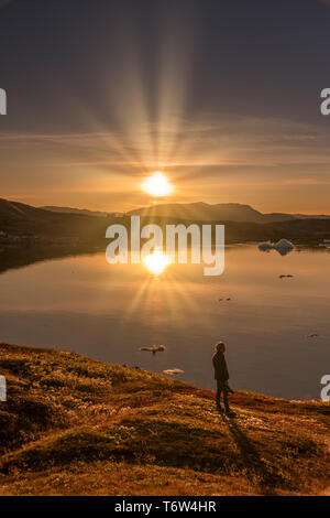 Femme au coucher du soleil, Narsaq, fjord Tunulliarfik, Sud du Groenland Banque D'Images