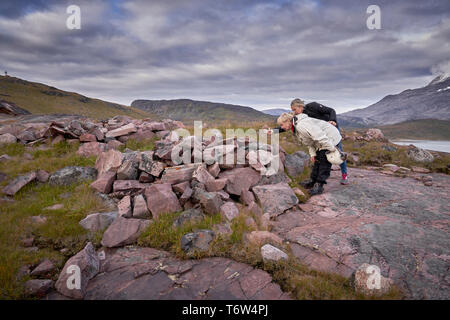 Les touristes à Igaliku anciennes ruines scandinaves à Gardar, Sud du Groenland Banque D'Images
