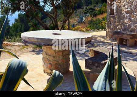 Ancienne meule utilisée comme table à l'historique des moulins à vent de Javea, Espagne Banque D'Images