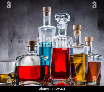 La composition avec carafe et bouteilles d'un assortiment de boissons alcoolisées. Banque D'Images