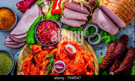 La composition avec un assortiment de produits de la viande, y compris le jambon Banque D'Images