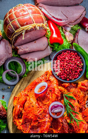 La composition avec un assortiment de produits de la viande, y compris le jambon Banque D'Images