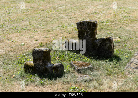 Vieux cimetière et coulé en croix en abandonné tombe. Banque D'Images