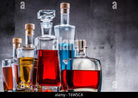 La composition avec carafe et bouteilles d'un assortiment de boissons alcoolisées. Banque D'Images