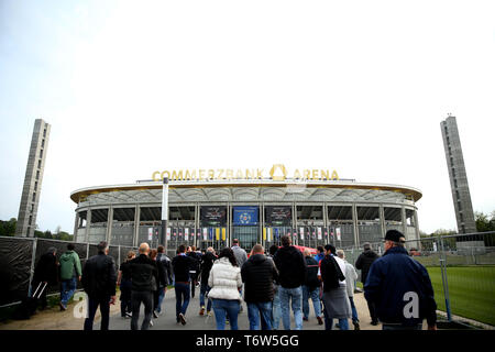 Une vue générale de fans à faire leur chemin vers le stade de l'avant de l'UEFA Europa League, demi-finale match aller d'abord au Frankfurt Stadion, Francfort. Banque D'Images