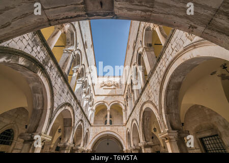 Dans la cour intérieure voûtée palais Sponza Banque D'Images