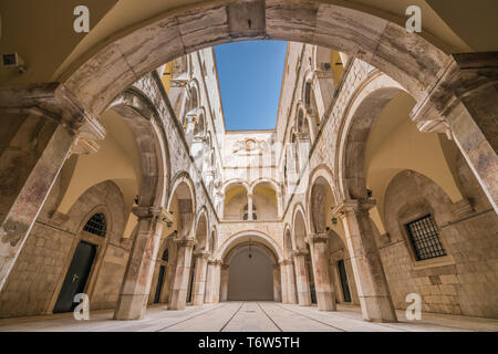 Dans la cour intérieure voûtée palais Sponza Banque D'Images