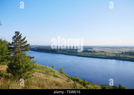 Paysage d'été de la République de Bachkirie, près de la ville de Birsk surplombant la rivière Belaya Banque D'Images