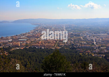 Misty vue depuis le Hieghts de La Plana surplombant la ville de Javea sur la Costa Blanca, Espagne Banque D'Images