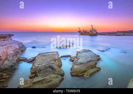 Edro III naufrage au coucher du soleil près de Coral Bay, Peyia, Paphos, Chypre Banque D'Images