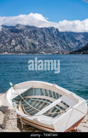 Petit bateau de pêche sur la rive à Perast Banque D'Images