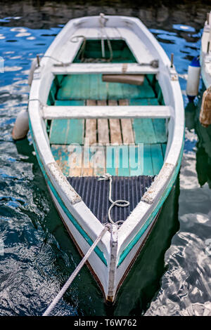 Petit bateau de pêche sur la rive Banque D'Images