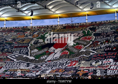 Une vue générale de l'Eintracht Francfort fans dans les gradins comme ils possèdent une bannière géante au cours de l'UEFA Europa League, demi-finale match aller d'abord au Frankfurt Stadion, Francfort. Banque D'Images