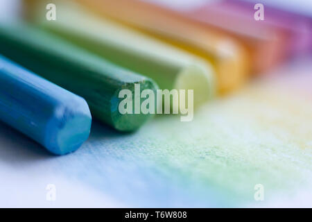 Extreme close-up de craies pastel multicolore sur une surface blanche, selective focus Banque D'Images