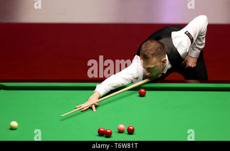 Judd Trump en action contre Gary Wilson pendant treize jours du championnat du monde 2019 Betfred au creuset, Sheffield. Banque D'Images