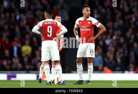 Pierre-Emerick Aubameyang d'Arsenal (à droite) et Alexandre Lacazette semblent déprimés Après Valence, Mouctar Diakhaby (pas sur la photo) du côté marque son premier but du jeu lors de la demi-finale de l'UEFA Europa League, premier match aller à l'Emirates Stadium, Londres. Banque D'Images