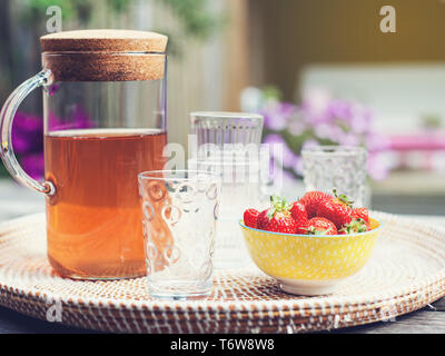 Limonade aux fraises fraîches faites maison à l'extérieur sur la table de jardin en été Banque D'Images