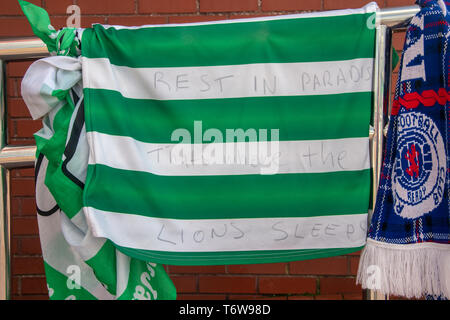 GLASGOW, ÉCOSSE - 2 mai 2019 : Hommages laissés de Celtic fans à la fin Stevie Chalmers. Banque D'Images