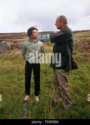 Duc d'Édimbourg expliquant à Prince héritier Naruhito du Japon de leur façon de travailler sur la conservation dans le domaine du château de Balmoral, en Ecosse Banque D'Images