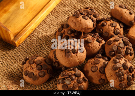 Les cookies au chocolat avec des miettes sur toile Banque D'Images