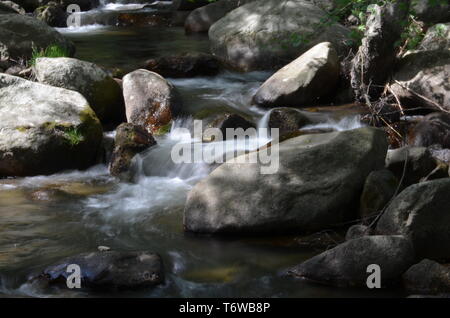 Rio avec beaucoup d'écoulement de l'eau formant des chutes d'eau entre les pierres, de prendre la photo avec l'effet soyeux Banque D'Images