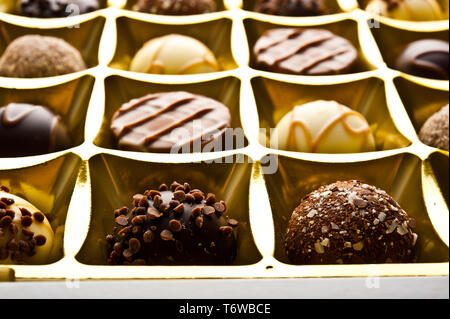 Dans une boîte de pralines en chocolat Banque D'Images