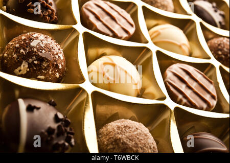 Dans une boîte de pralines en chocolat Banque D'Images