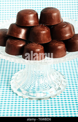 Pralines au chocolat sur un support en verre Banque D'Images