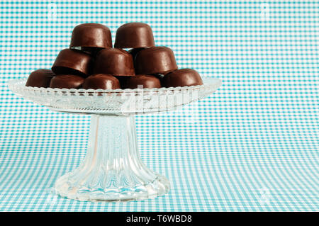 Pralines au chocolat sur un support en verre Banque D'Images