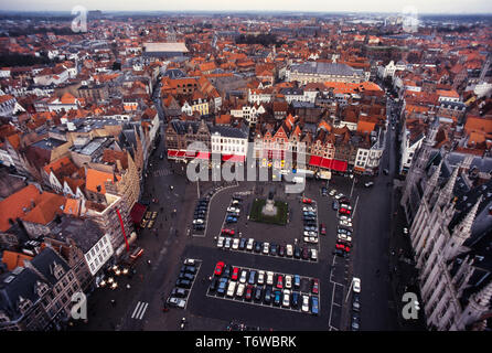 Bruges en Belgique. 2000 Vue de Markt, la place du marché du beffroi de Bruges, Brugge : Flamand ; Allemand : Brügge est la capitale et la plus grande ville de la province de Flandre occidentale dans la région flamande de Belgique, dans le nord-ouest du pays. Le domaine de l'ensemble de la ville s'élève à plus de 13 840 hectares (138,4 km2 ; 53,44 miles carrés), y compris 1 075 hectares sur la côte, à Zeebrugge (de Brugge aan zee,[2] qui signifie 'Bruges par la mer").[3] Le centre-ville historique est un site du patrimoine mondial de l'UNESCO. Banque D'Images