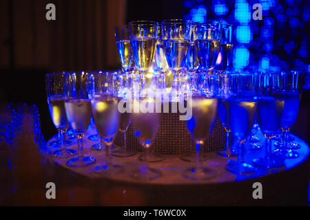 Beaucoup de verre de vin sur une table. Verres à vin. Rempli de moitié et se tenir sur la table des fêtes. Furshet. selective focus Banque D'Images