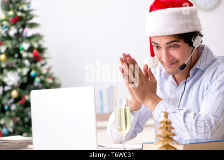 Recherche et offres d'emploi au cours de vente de Noël sur le téléphone Banque D'Images