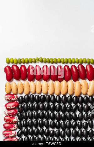 Geometric pattern bean. Les légumineuses multicolores Textures : haricots rouges, oeil noir, pinto, lentille sur fond blanc. Mise à plat avec de l'espace pour votre texte Banque D'Images