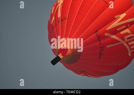 Ballon à air chaud vierge directement à la verticale contre ciel bleu clair Banque D'Images