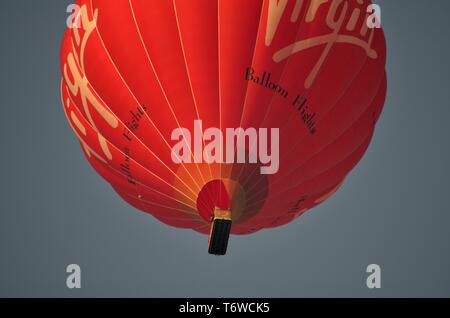 Ballon à air chaud vierge directement à la verticale contre ciel bleu clair Banque D'Images