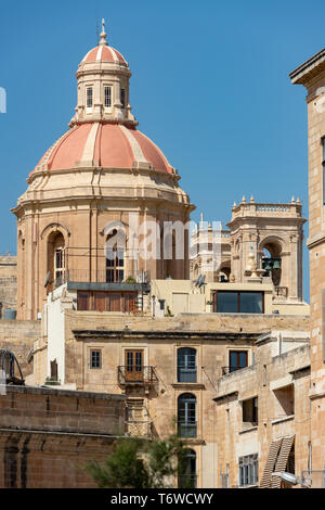 La coupole ornée de l'église St Nicolas et clochers de la Basilique de Saint Dominique planent sur les bâtiments marchands de rue. Banque D'Images