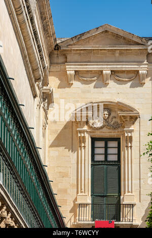Le grand balcon galleryja, situé à l'angle de la rue du Vieux Théâtre du Palais des maîtres, mène à un balcon richement orné et à une fenêtre sur la route Banque D'Images