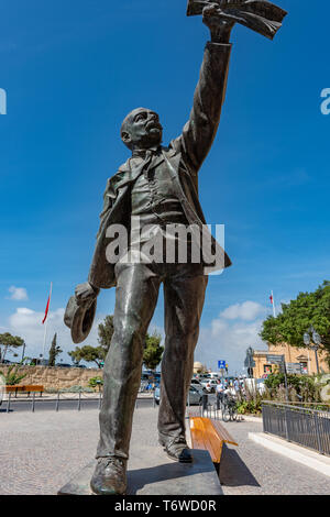 Monument de 1976 d'Anton Agius à Manwel Dimech, le socialiste maltais, philosophe, écrivain, poète et réformateur social de la place Castille de la Valette, Banque D'Images