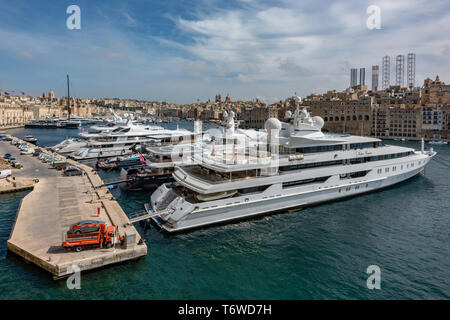 Les super yachts de luxe mer Rhapsody, Plan B, Indian Empress et l'air, à quai dans l'arsenal Creek dans La Valette, Grand Port. Banque D'Images