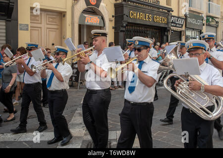 Les membres du groupe du roi jouent lors de la procession de célébration de Sette Giugno en 2018 dans la rue Republic à la Valette Banque D'Images