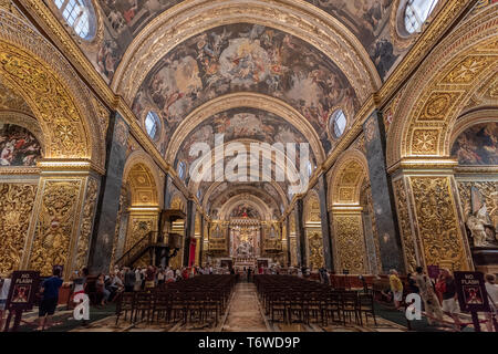 La rénovation baroque de la Nave de la co-cathédrale Saint-Jean de Mattia Perti à la Valette avec ses fresques représentant les épisodes de la vie de Saint-Jean Banque D'Images