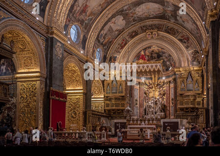 Le somptueux Nave de la Cocathédrale Saint-Jean à la Valette avec le maître-autel de Giuseppe Mazzuoli, le groupe de marbre du Baptême du Christ Banque D'Images