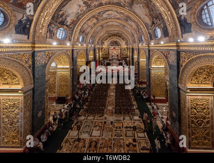 La rénovation baroque de la Nave de la co-cathédrale Saint-Jean de Mattia Perti à la Valette avec ses fresques représentant les épisodes de la vie de Saint-Jean Banque D'Images