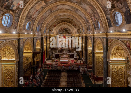 La rénovation baroque de la Nave de la co-cathédrale Saint-Jean de Mattia Perti à la Valette avec ses fresques représentant les épisodes de la vie de Saint-Jean Banque D'Images