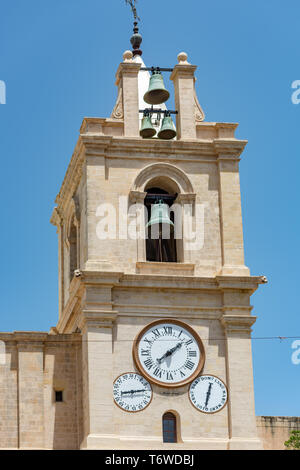 Le beffroi de Girolamo Cassar de la co-cathédrale Saint-Jean à la Valette, à Malte, avec le cadran de Clerici et les cadrans indiquant la date, et le jour de la semaine. Banque D'Images