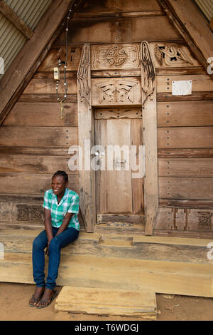 Femme de couleur en face de la hutte traditionnelle dans un village de marron, Dan Village, Upper River, le Suriname Suriname Banque D'Images