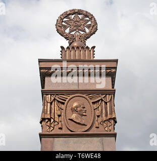 SAINT - Pétersbourg, Russie - le 20 avril 2019 : Bas-relief avec portrait de Lénine sur l'un des pylônes de Triomphe Banque D'Images