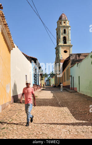 Scène de rue, y compris San Francisco de Asis, l'Église Trinité de Cuba, Cuba Banque D'Images