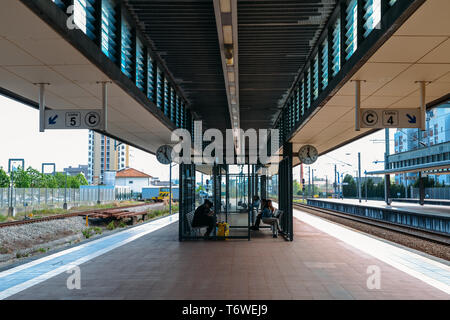 Aveiro, Portugal - 29 Avril 2019 : la plate-forme à la gare d'Aveiro, Portugal Banque D'Images